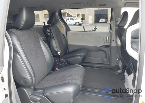 2013 Toyota Sienna Se 8 Passenger z USA, uszkodzony, nr VIN 5TDXK3DC3DS344245